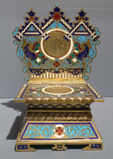 Salt cellar shaped like a wooden salt cellar.