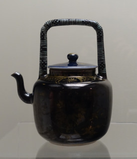 Teapot with lid.
