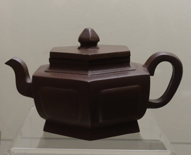 Teapot with lid.