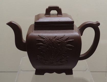 Teapot with lid.