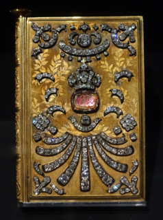 Notebook in a gold case.