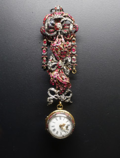 Clock on the chatelaine.
