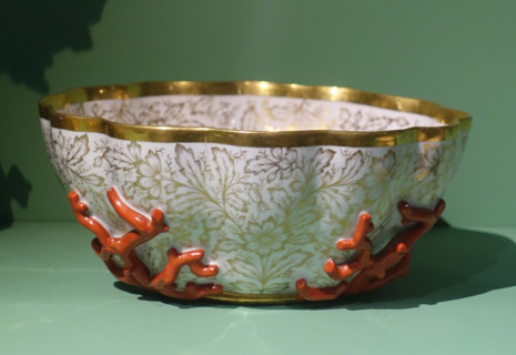 Oval bowl with corals.