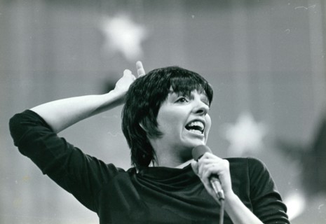 Liza Minnelli singing