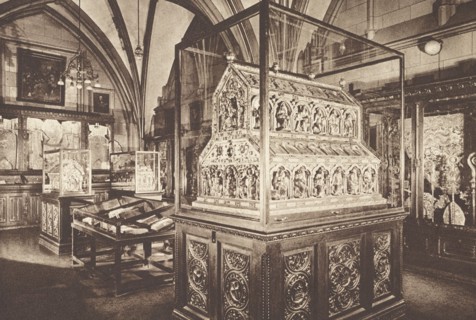 Germany, The urn of the Three Kings in the treasury of the cathedral in Cologne 1940 circa