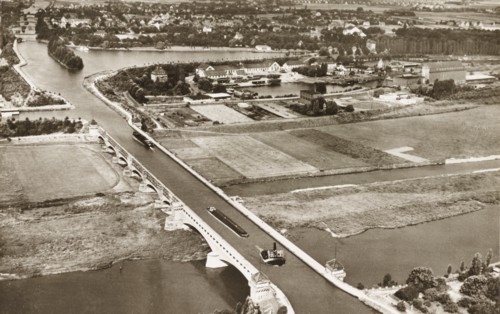 Germany, aerial photograph showing the Minden waterway intersection Wasserstrassenkreuz Minden. Mittelland Canal crosses the Weser River via a canal bridge. 1958 circa