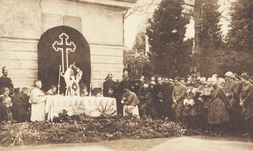 Croatia, Fiume, Liturgical Celebration with Gabriele D'Annunzio on the left, at the graves of the fallen of Five Days of Fiume, the period between December 24 and 29, 1920