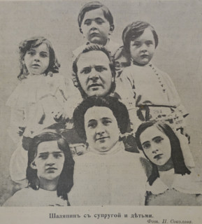 Fyodor Chaliapin with his wife Iola Tornaghi and children. 1900-1910s.