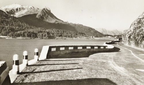 A glimpse of the cantonal road along the shores of Lake Sils Lej da Segl