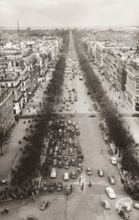 Paris, View of the entire Champs-Élysées avenue