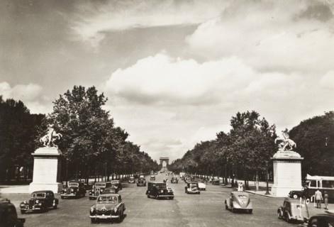 France, Paris, Avenue des Champs-Elysees et Arc de Triomphe de l'Etoile