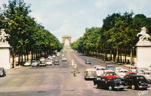France, Paris, Avenue des Champs-Elysees et Arc de Triomphe de l'Etoile