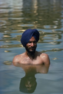 INDIA, Punjab, Amritsar, Hari Mandir or Golden Temple. Ritual bather in the Pool of Immortality to