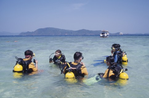 THAILAND, Phuket, Koh Hi, Also known as Coral Island. Tourists having scuba diving lessons in the