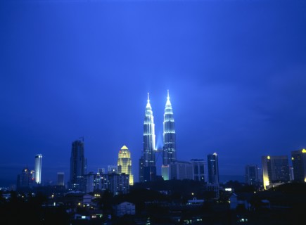 MALAYSIA, Kuala Lumpur, Petronas Towers and skyline at dusk