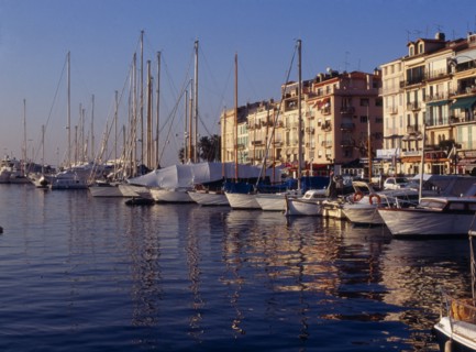 FRANCE, Provence Cote d’Azur, Alps Maritimes, Boats docked at Cannes Harbour.