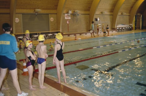 10070838 SPORT Water Swimming Children at indoor pool with swim instructor