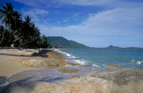 THAILAND, Surat Thani, Koh Samui , Lamai Beach with rocks exposed at low tide