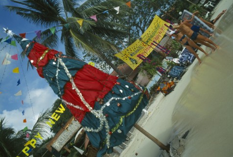 THAILAND, Surat Thani, Koh Samui , Christmas with decorations on Chaweng beach and tourists walking