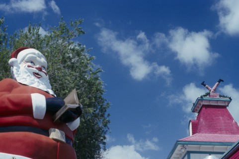 USA, Florida West , Near Fort Myers, Christmas at Shell factory. Santa statue in the foreground and