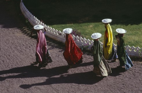 10123374 INDIA Rajasthan Devargh Aerial view over female construction workers carrying building materials on their heads.