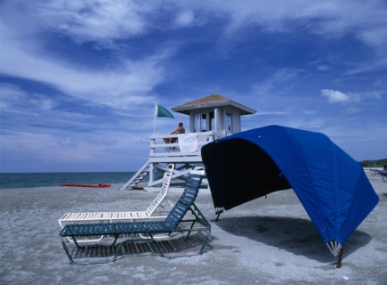 USA, Florida , Sarasota, Lido Beach. Sun Loungers and Lifeguard Hut on sandy beach