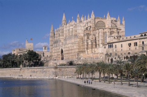 SPAIN, Balearic Islands, Majorca, Palma. La Seo Cathedral with the Almudaina Palace in the