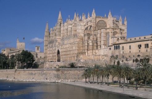 SPAIN, Balearic Islands , Majorca, Palma. La Seo Cathedral with the Almudaina Palace in the