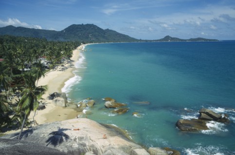 THAILAND, Surat Thani, Koh Samui, Lamai beach and coastline seen from hillside with coconut palm
