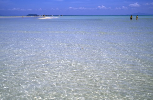 THAILAND, Krabi Phi Phi Don, Lobagao Bay, Pee Pee Island village hotel Beach with shallow water &