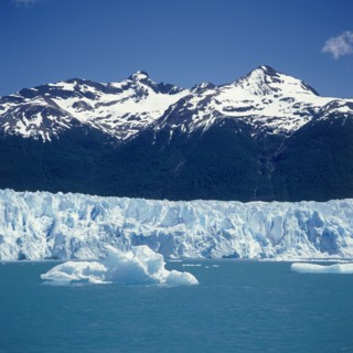 ARGENTINA, Santa Cruz, Parque Nacional Los Glaciares, Moreno Glacier below snow capped mountains