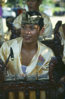 INDONESIA, Bali, Klunkung, Gamelan musician at Royal cremation