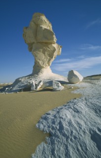 EGYPT, Western Desert, The White Desert, Chalk inselberg at the north end of Farafra Oasis