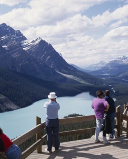 CANADA, Alberta, Peyto Lake, Tourists on the elevated viewing platform over the lake looking
