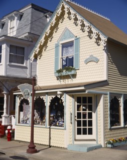 USA, Massachusetts, Marthas Vineyard, Oak Bluffs old town with yellow and green weatherboard shop