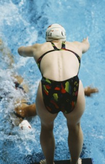 10044882 SPORT Water Sport Swimming Female swimmer at race start in relay event