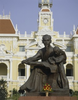 VIETNAM, South, Ho Chi Minh City, Bronze statue of Ho Chi Minh outside the town hall Hotel de Ville