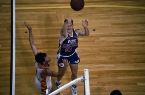 10037370 SPORT Ball Games Basketball Player taking a shot at basket