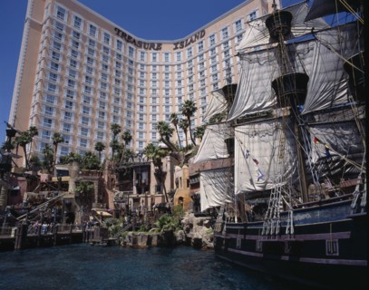 USA, Nevada, Las Vegas, Treasure Island Hotel and Casino. Hotel entrance with pirate ship and pool.