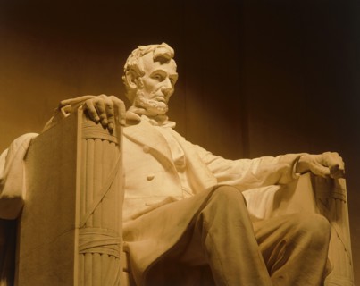USA, Washington DC, The Lincoln Memorial with the illuminated statue of Abraham Lincoln seated
