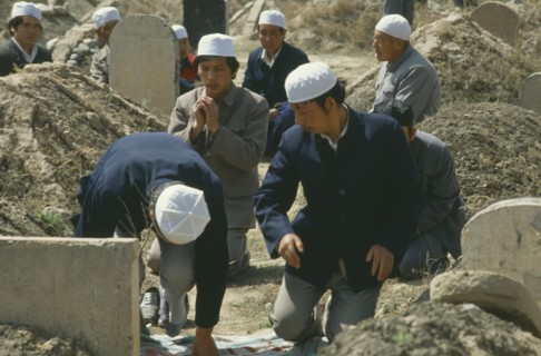 CHINA, Lanzhou, Muslim men visiting  graveyard