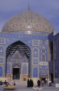 IRAN, Esfahan, Entrance and dome of the Sheikh Lotfallah Mosque in Emam Khomeini Square   Isfahan