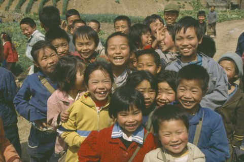 CHIINA, Guizhou, Crowd of School children smiling