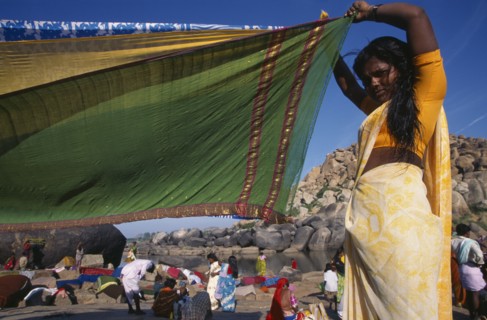 10128373 INDIA Karnataka Hampi Woman drying sari