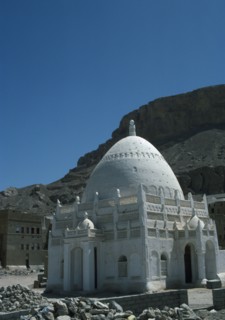YEMEN, Hadrhramaut, NOT IN LIBRARY White domed roadside Wadi / Mausoleum