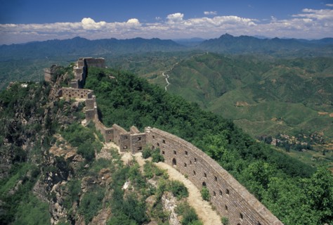 CHINA, Hebei, Simatai, Thin section of  the Great wall near Beijing disappearing into the distant