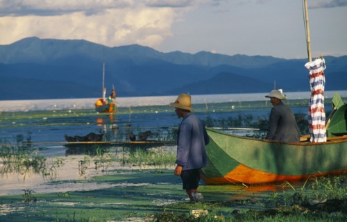 CHINA, Yunnan, Dali , Er hai Lake.  Fishermen and boats.