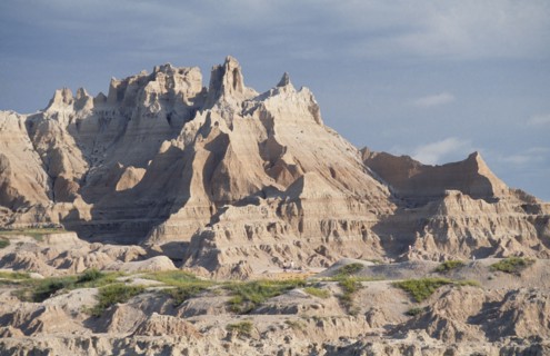 USA, South Dekota, Badlands National Park, Rocky peaks with people standing at the base