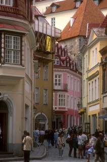 ESTONIA, Tallinn, Old Town busy street scene
