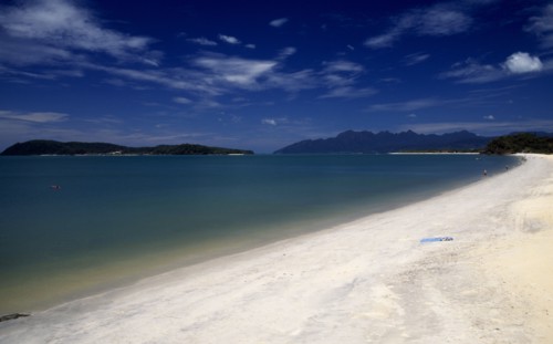 MALAYSIA, Kedah, Langkawi, Pantai Tengah beach looking towards Pulau Rebak Besar island and Gunung